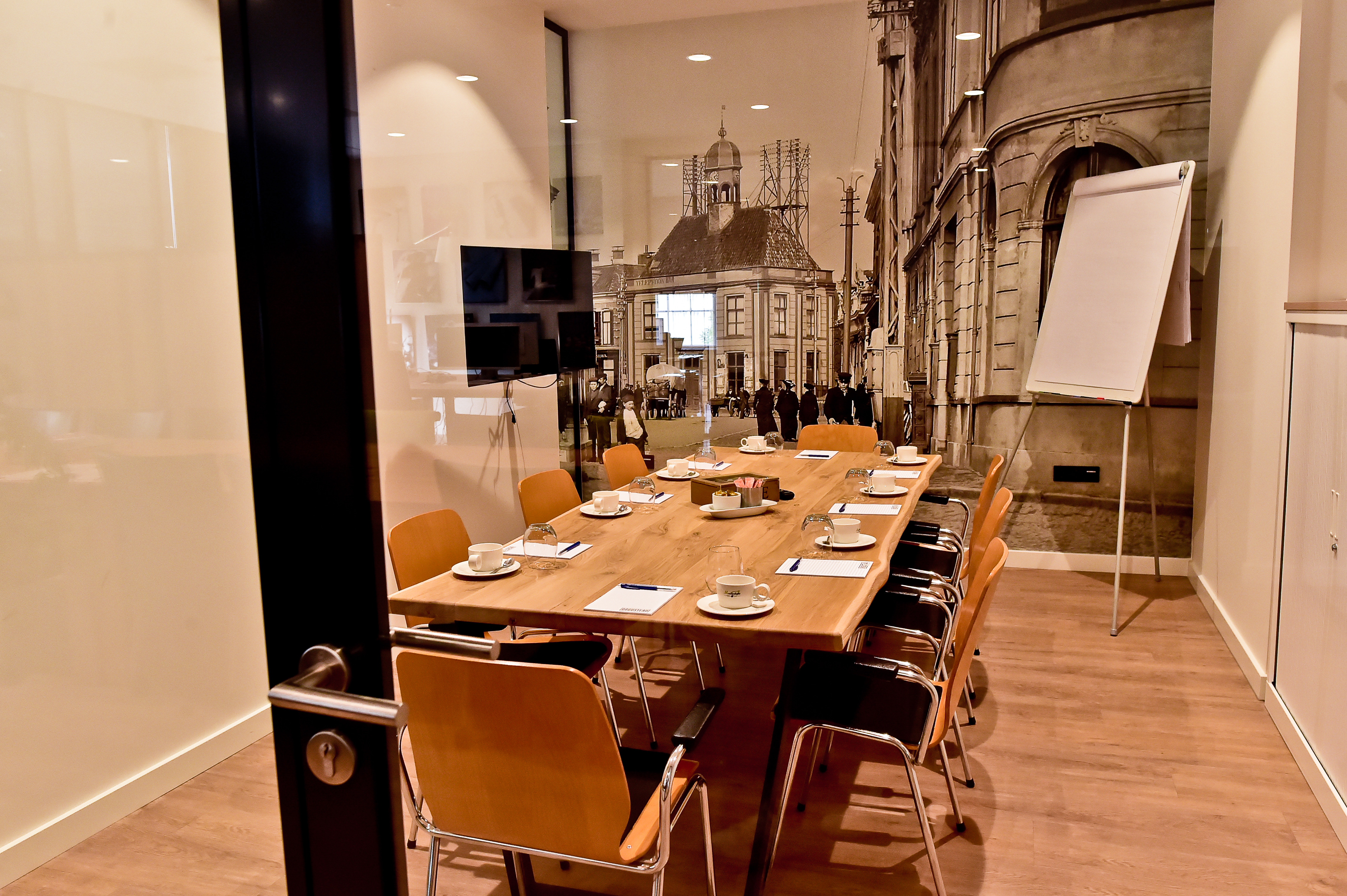 Ledeboer vergadertafel met stoelen