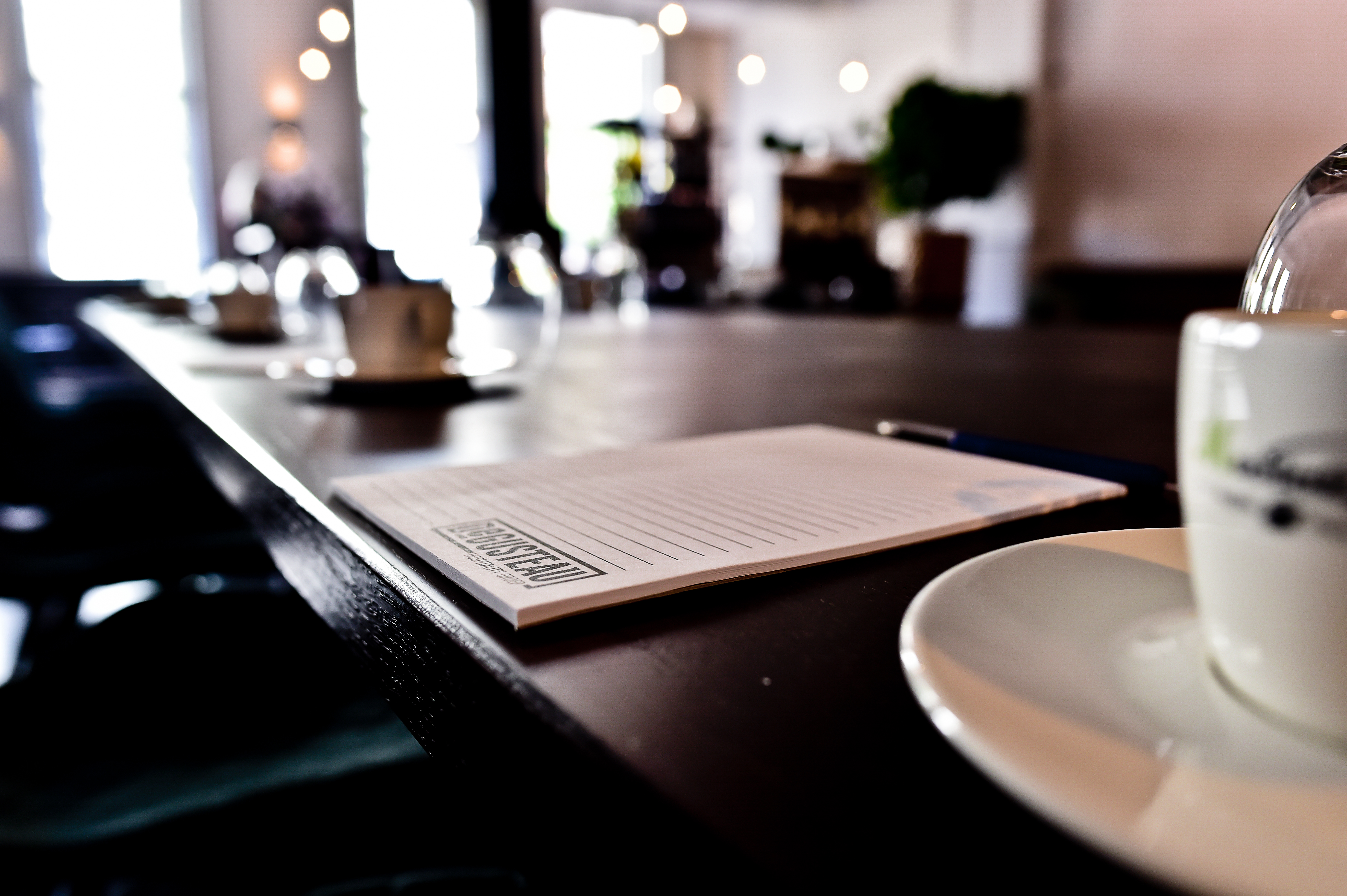 Leegte in Ledeboer ruimte met stoelen